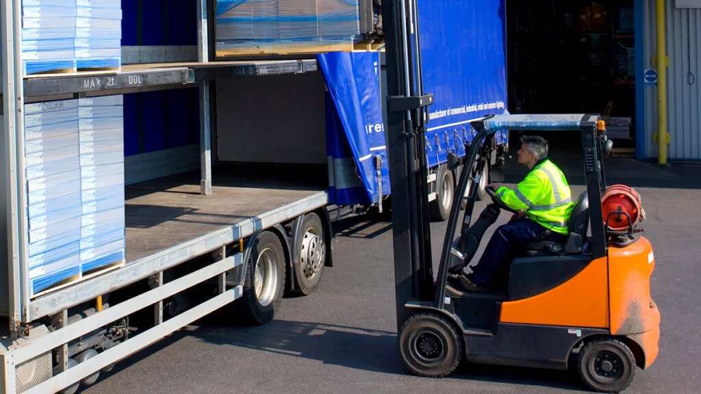 Willett Logistics warehouse in Brisbane with pallet racking and transport loading zone.